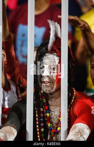 Alexandria, Ägypten. 5. Sep 2017. Ägyptische Fans jubeln vor dem 2018 Wm Gruppe E qualifizierenden Fußballspiel zwischen Ägypten und Uganda am Borg El Arab Stadion in Alexandria, Ägypten, Dienstag, Sept. 5, 2017. Credit: Islam André/Alamy leben Nachrichten Stockfoto