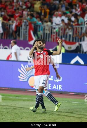 Alexandria, Ägypten. 5. Sep 2017. Ägyptens Mohamed Salah feiern mit den Fans, die während der WM 2018 Gruppe E qualifizierenden Fußballspiel zwischen Ägypten und Uganda am Borg El Arab Stadion in Alexandria, Ägypten, Dienstag, Sept. 5, 2017. Credit: Islam André/Alamy leben Nachrichten Stockfoto