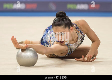 Pesaro, Italien. 1. Sep 2017. Milena Baldassarri (ITA) Rhythmische Gymnastik: Milena Baldassarri Italiens führt mit Kugel während der 35. Tagung der Rhythmischen Gymnastik Weltmeisterschaften 2017 Einzel-mehrkampf Endrunde an der Adria Arena in Pesaro, Italien. Credit: Enrico Calderoni/LBA SPORT/Alamy leben Nachrichten Stockfoto