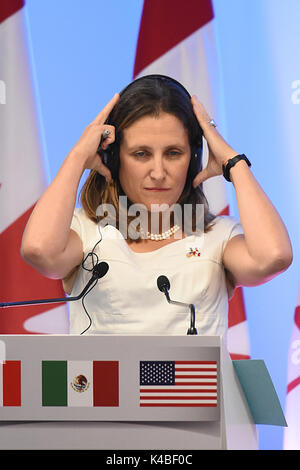 Mexiko City, Mexiko. 05 Sep, 2017. Minister für Auswärtige Angelegenheiten von Kanada Chrystia Freeland wieder ihre ohrhörer während der Pressekonferenz der NAFTA-Verhandlungen. Die NAFTA (North American Free Trade Agreement) ist eine Vereinbarung, die durch die Vereinigten Staaten von Amerika, Kanada und Mexiko unterzeichnet, eine trilaterale Handelsblock zwischen diesen 3 Ländern in Nordamerika zu erstellen. Mexiko City, Mexiko am 05. September 2017. Credit: SOPA Images Limited/Alamy leben Nachrichten Stockfoto