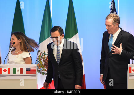 Mexiko City, Mexiko. 05 Sep, 2017. (L - R) Minister für Auswärtige Angelegenheiten von Kanada Chrystia Freeland, der mexikanische Minister für Wirtschaft Ildefonso Guajardo Villarreal und United States Trade Representative Robert Lighthizer spricht während der Pressekonferenz der NAFTA-Verhandlungen. Die NAFTA (North American Free Trade Agreement) ist eine Vereinbarung, die durch die Vereinigten Staaten von Amerika, Kanada und Mexiko unterzeichnet, eine trilaterale Handelsblock zwischen diesen 3 Ländern in Nordamerika zu erstellen. Mexiko City, Mexiko am 05. September 2017. Credit: SOPA Images Limited/Alamy leben Nachrichten Stockfoto