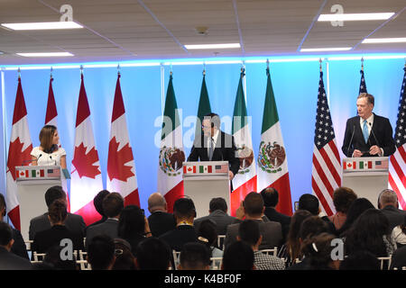 Mexiko City, Mexiko. 05 Sep, 2017. (L - R) Minister für Auswärtige Angelegenheiten von Kanada Chrystia Freeland, der mexikanische Minister für Wirtschaft Ildefonso Guajardo Villarreal und United States Trade Representative Robert Lighthizer spricht während der Pressekonferenz der NAFTA-Verhandlungen. Die NAFTA (North American Free Trade Agreement) ist eine Vereinbarung, die durch die Vereinigten Staaten von Amerika, Kanada und Mexiko unterzeichnet, eine trilaterale Handelsblock zwischen diesen 3 Ländern in Nordamerika zu erstellen. Mexiko City, Mexiko am 05. September 2017. Credit: SOPA Images Limited/Alamy leben Nachrichten Stockfoto