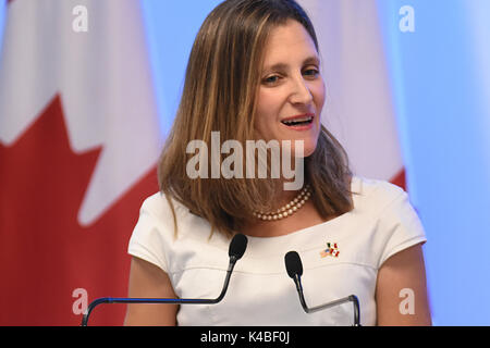 Mexiko City, Mexiko. 05 Sep, 2017. Minister für Auswärtige Angelegenheiten von Kanada Chrystia Freeland spricht während der Pressekonferenz der NAFTA-Verhandlungen. Die NAFTA (North American Free Trade Agreement) ist eine Vereinbarung, die durch die Vereinigten Staaten von Amerika, Kanada und Mexiko unterzeichnet, eine trilaterale Handelsblock zwischen diesen 3 Ländern in Nordamerika zu erstellen. Mexiko City, Mexiko am 05. September 2017. Credit: SOPA Images Limited/Alamy leben Nachrichten Stockfoto