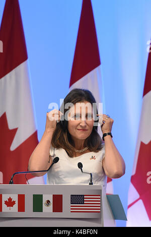 Mexiko City, Mexiko. 05 Sep, 2017. Minister für Auswärtige Angelegenheiten von Kanada Chrystia Freeland spricht während der Pressekonferenz der NAFTA-Verhandlungen. Die NAFTA (North American Free Trade Agreement) ist eine Vereinbarung, die durch die Vereinigten Staaten von Amerika, Kanada und Mexiko unterzeichnet, eine trilaterale Handelsblock zwischen diesen 3 Ländern in Nordamerika zu erstellen. Mexiko City, Mexiko am 05. September 2017. Credit: SOPA Images Limited/Alamy leben Nachrichten Stockfoto