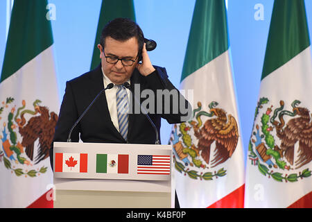 Mexiko City, Mexiko. 05 Sep, 2017. Der mexikanische Minister für Wirtschaft Ildefonso Guajardo Villarreal spricht während der Pressekonferenz der NAFTA-Verhandlungen. Die NAFTA (North American Free Trade Agreement) ist eine Vereinbarung, die durch die Vereinigten Staaten von Amerika, Kanada und Mexiko unterzeichnet, eine trilaterale Handelsblock zwischen diesen 3 Ländern in Nordamerika zu erstellen. Mexiko City, Mexiko am 05. September 2017. Credit: SOPA Images Limited/Alamy leben Nachrichten Stockfoto