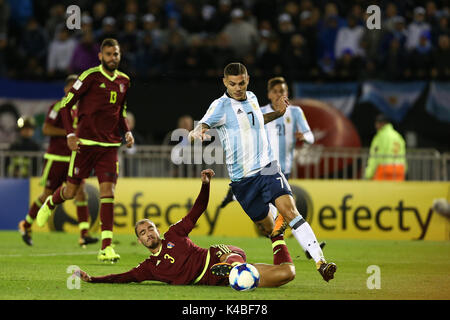 Buenos Aires, Argentinien. 5. September 2017. Mauro Icardi, der durch die Verteidigung während der Qualifier Wm Russland 2018 Match zwischen Argentinien und Venezuela. Credit: Canon 2260/Alamy leben Nachrichten Stockfoto