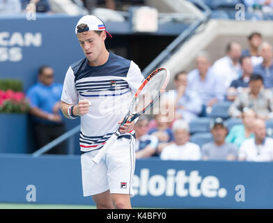 New York, Vereinigte Staaten. 05 Sep, 2017. Diego Schwartzman von Argentinien reagiert während des Spiels gegen Pablo Carreno Busta Spaniens bei uns Offene Meisterschaften an Billie Jean King National Tennis Center Credit: Lev radin/Alamy leben Nachrichten Stockfoto