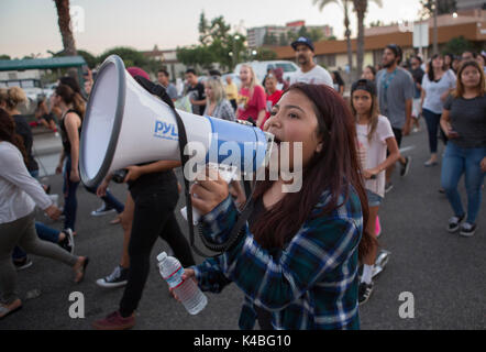 Santa Ana, Kalifornien, USA. 5. Sep 2017. Hunderte nahmen an der Straße von Downtown Santa Ana die Beseitigung von DACA am Dienstag, September 05, 2017 Credit: Kevin Warnen / ZUMA Draht/Alamy Leben Nachrichten zu protestieren Stockfoto