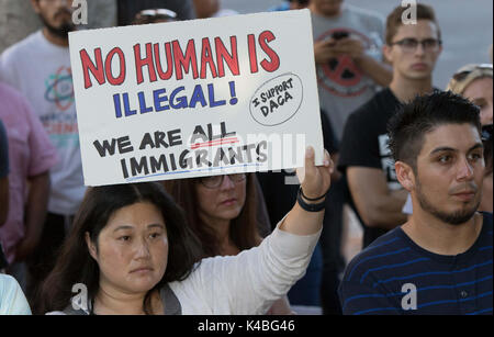 Santa Ana, Kalifornien, USA. 5. Sep 2017. Hunderte nahmen an der Straße von Downtown Santa Ana die Beseitigung von DACA am Dienstag, September 05, 2017 Credit: Kevin Warnen / ZUMA Draht/Alamy Leben Nachrichten zu protestieren Stockfoto