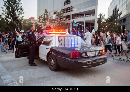 Santa Ana, Kalifornien, USA. 5. Sep 2017. Hunderte nahmen an der Straße von Downtown Santa Ana die Beseitigung von DACA am Dienstag, September 05, 2017 Credit: Kevin Warnen / ZUMA Draht/Alamy Leben Nachrichten zu protestieren Stockfoto