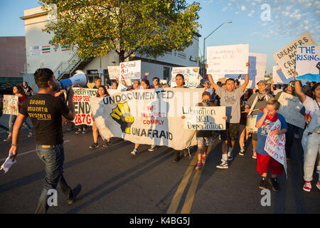 Santa Ana, Kalifornien, USA. 5. Sep 2017. Hunderte nahmen an der Straße von Downtown Santa Ana die Beseitigung von DACA am Dienstag, September 05, 2017 Credit: Kevin Warnen / ZUMA Draht/Alamy Leben Nachrichten zu protestieren Stockfoto