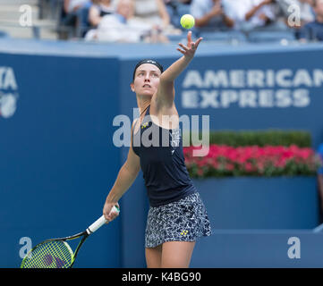 New York, Vereinigte Staaten. 05 Sep, 2017. Anastasija Sevastova Lettlands dient während der Match gegen Sloane Stephens der USA bei uns Offene Meisterschaften an Billie Jean King National Tennis Center Credit: Lev radin/Alamy leben Nachrichten Stockfoto