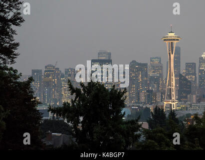 Seattle, Washington, USA. 5 September, 2017. Rauch aus dem Pazifischen Nordwesten wildfires überholt Downtown Seattle, USA, kurz nach Sonnenuntergang. Credit: Joseph Behnken/Alamy Leben Nachrichten. Stockfoto