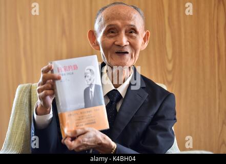 (170906) - HONGKONG, Sept. 6, 2017 (Xinhua) - Gao Binghan, eine mehr als 80 Jahre alten Veteran aus Taiwan, zeigt seine Abhandlung in einem Interview mit der Nachrichtenagentur Xinhua in Hong Kong, South China, Sept. 3, 2017. Mit einem Festakt am Montag in Hongkong für den 30. Jahrestag der Eröffnung von Mensch zu Mensch Kommunikation auf beiden Seiten der Meerenge von Taiwan, Gao, als Zeuge, teilte seine Geschichte, die Asche von Taiwan Veteranen zurück zum chinesischen Festland für "Union" mit ihren Familien während der letzten drei Jahrzehnte. (Xinhua / Wang Xi) (Ry) Stockfoto