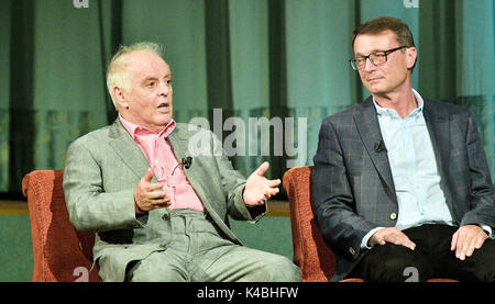 Argentine-Israeli Dirigent Daniel Barenboim (links) und der tschechische Regisseur Martin Suchanek an der Diskussion innerhalb der Premiere ihrer Dokumentarfilm namens Barenboim: Smetana-Ma vlast (Barenboim: Smetana - Mein Vaterland), in Prag, Tschechische Republik, am 5. September 2017 nehmen. (CTK Photo/Michal Dolezal) Stockfoto