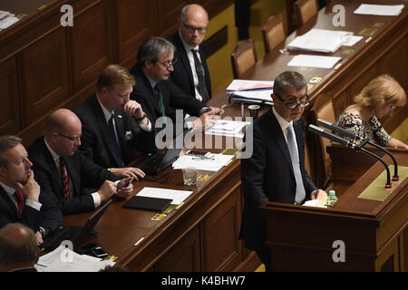 Prag, Tschechische Republik. 6. Sep 2017. Andrej Babis (Zweiter von rechts), der ehemalige tschechische Finanzminister, nimmt an der Sitzung der Abgeordnetenkammer, das Unterhaus des Parlaments der Tschechischen Republik, die Debatte Polizei Antrag auf Freigabe für Verfolgung von ihm und Jaroslav Faltynek (ANO) über den Missbrauch von EU-Subventionen, in Prag, Tschechische Republik, am Mittwoch, 6. September 2017. Auf dem Foto sind einige Mitglieder der Tschechischen Regierung L-R Richard Brabec, Bohuslav Sobotka, Pavel Belobradek, Martin Stropnicky und Ivan Pilny gesehen. Quelle: Michal Krumphanzl/CTK Photo/Alamy leben Nachrichten Stockfoto