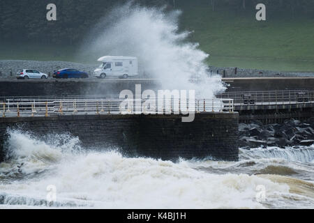 Aberystwyth Wales UK, Mittwoch, 06. September 2017 UK Wetter: Das Wetter erneut verunsichert und luftig, starke Winde und Gezeiten bringen stürmischen Wellen in den Hafen Wand in Aberystwyth auf der Cardigan Bay Küste von West Wales Photo Credit: Keith Morris/Alamy leben Nachrichten Stockfoto