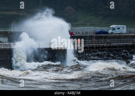 Aberystwyth Wales UK, Mittwoch, 06. September 2017 UK Wetter: Das Wetter erneut verunsichert und luftig, starke Winde und Gezeiten bringen stürmischen Wellen in den Hafen Wand in Aberystwyth auf der Cardigan Bay Küste von West Wales Photo Credit: Keith Morris/Alamy leben Nachrichten Stockfoto