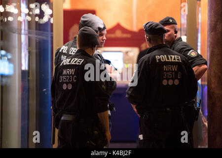 Köln, Deutschland. 5. Sep 2017. Polizisten vor dem Pascha Bordell in Köln, Deutschland, 5. September 2017. Eine große Anzahl von Polizeibeamten durchsucht das Bordell früh am Tag. Der Grund für den Raid nicht getroffen wurde von der Polizei klar. Foto: Marius Becker/dpa/Alamy leben Nachrichten Stockfoto