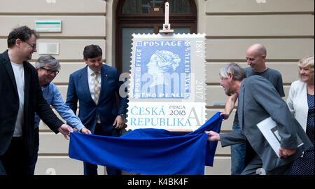 Prag, Tschechische Republik. 06 Sep, 2017. Tschechische Post präsentiert die neue Briefmarke mit einem der wertvollsten Briefmarke Bild, dem legendären Mauritius Post Office" (Blaue Mauritius), in Prag, Tschechische Republik, am 6. September 2017. Der Stempel wird sich lohnen 16 Kronen. Auf dem Foto L-R sachverständiger Zeuge David Kopriva, Mitglied des Organisationskomitees für die Ausstellung Praga 2018 Frantisek Benes, CEO der Tschechischen Post Martin Elkan und Stempel designer Jaromir Felix, Kamil Felix und Libuse Knotkova. Quelle: Michal Kamaryt/CTK Photo/Alamy leben Nachrichten Stockfoto