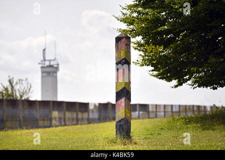 Geisa, Deutschland. 22 Aug, 2017. Eine alte Post und einem Wachturm auf dem Gelände der ehemaligen innerdeutschen Grenze zwischen Thüringen aus dem Westen Hessen in Geisa, Deutschland, 22. August 2017. Die Gedenkstätte Point Alpha enthält eine Ausstellung dokumentiert die Geschichte der Teilung Deutschlands in zwei Staaten während des Kalten Krieges. Foto: Jens Kalaene/dpa-Zentralbild/ZB/dpa/Alamy leben Nachrichten Stockfoto