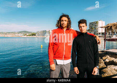 Zwei junge Franzosen algerischer Abstammung posieren für ein Foto in Juan-les-Pins, Cote d'Azur, Frankreich. Frankreich verfügt über umfangreiche MAGHRE Bevölkerung Stockfoto