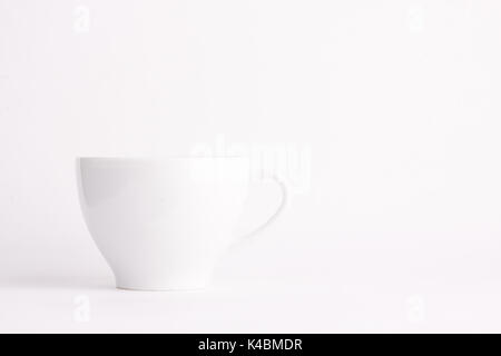 Weiße Tasse auf weißem Hintergrund Stockfoto