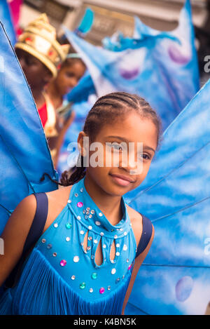 Mädchen in blau Kostüm, Karneval, Kingston Kingston upon Thames, Surrey, UK 03/09/2017 Stockfoto