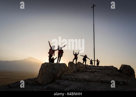 Der Chor von den Dresdner Sinfonikern macht, zwischen Sitemap Proben in Eriwan einen Ausflug zum Kloster Khor Virap vor dem Berg Ararat in Armenien. Stockfoto