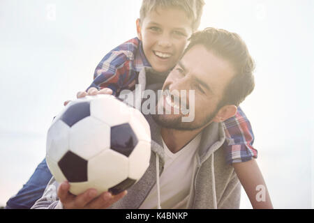 Vater lehrt Sohn wie Fußball zu spielen Stockfoto