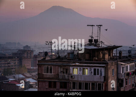 Stadtbild von Armeniens Hauptstadt Eriwan vor der Berg Ararat in der Abendstimmung. Stockfoto