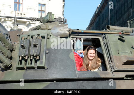 Austrian National Day 2016, Besucher in einem Tank Stockfoto