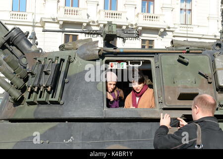 Austrian National Day 2016, Besucher in einem Tank Stockfoto