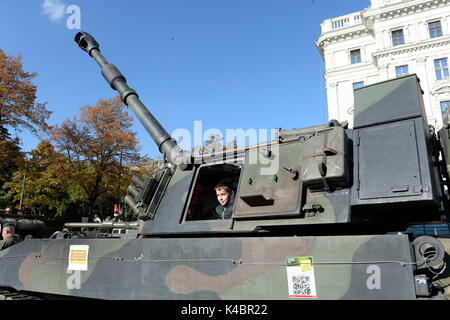 Austrian National Day 2016, Besucher in einem Tank Stockfoto