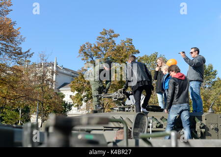 Austrian National Day 2016 Besucher an einem Tank Stockfoto