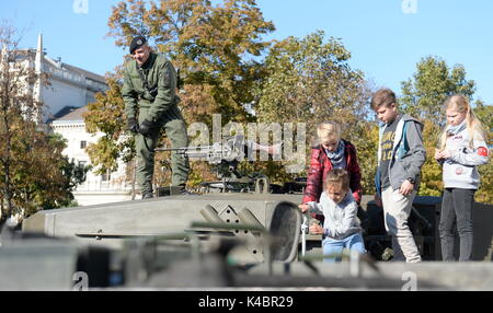 Austrian National Day 2016 Besucher an einem Tank Stockfoto