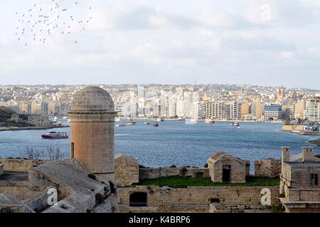 Blick von Fort St. Elmo in Valletta auf die Bucht von Sliema, Malta Stockfoto