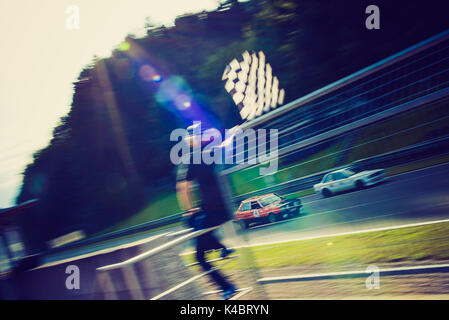 Karierte Flagge auf der ADAC-Veranstaltung Sounds von Geschwindigkeit", Salzburgring - Classic Car Racing Stockfoto