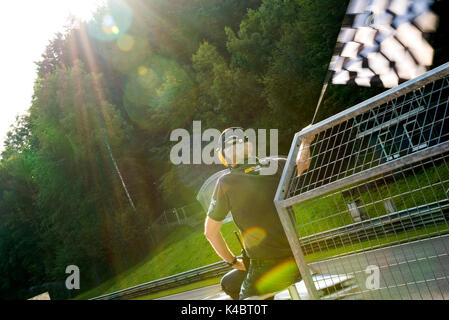 Karierte Flagge auf der ADAC-Veranstaltung Sounds von Geschwindigkeit", Salzburgring - Classic Car Racing Stockfoto