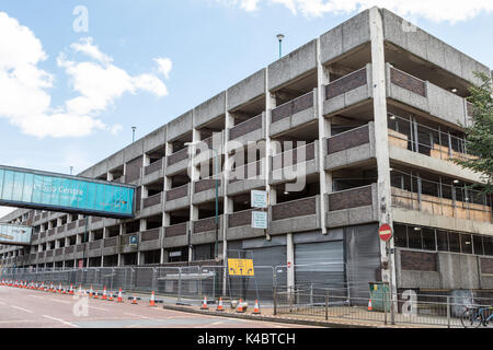 Nottingham Broadmarsh Parkplatz geschlossen, gerade vor abgerissen wurden, einschließlich der Brücken über den nahe gelegenen Straße, Ecke anzeigen Stockfoto