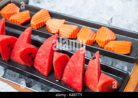 Wassermelone, Papaya und auf einem Container bereit für das Frühstück. Stockfoto