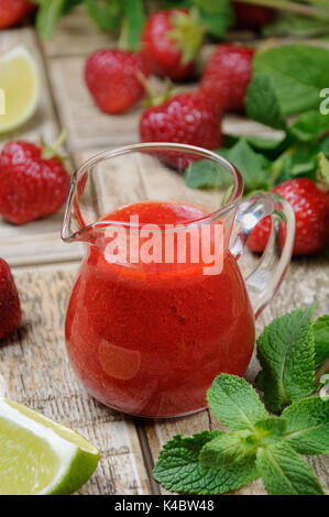 Strawberry frische Sauce mit Minze und Limone. Vertikale erschossen. Stockfoto