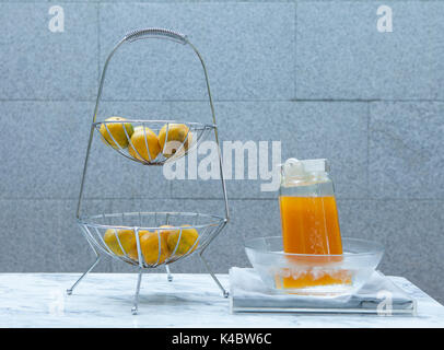 Frisch gepresster Orangensaft und Orange Paste auf dem Behälter. Stockfoto