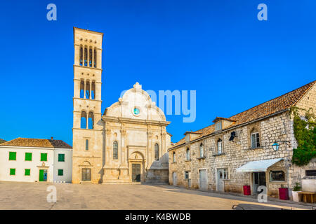 Malerischer Blick auf alte historische Architektur in der Stadt Hvar, Kroatien. Stockfoto