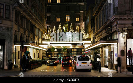 Außenansicht der Savoy Hotel, erste Luxus Britain's Hotel im Zentrum von London, im Jahr 1889 eröffnete und 2007 wegen Renovierungsarbeiten im Oktober 2010 wieder geschlossen. Stockfoto