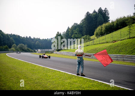 Rote Fahne -> Rennen Stillstand - Classic Car Racing Stockfoto