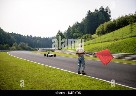 Rote Fahne -> Rennen Stillstand - Classic Car Racing Stockfoto