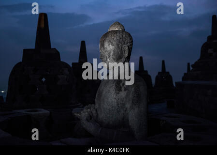 Buddha Statue am borobudor Tempel in Java, Indonesien. Stockfoto
