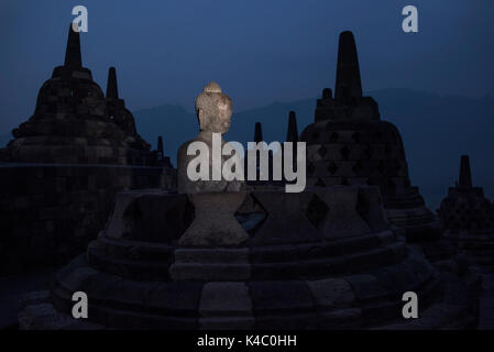 Buddha Statue am borobudor Tempel in Java, Indonesien. Stockfoto