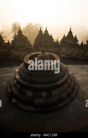 Buddha Statue am borobudor Tempel in Java, Indonesien. Stockfoto